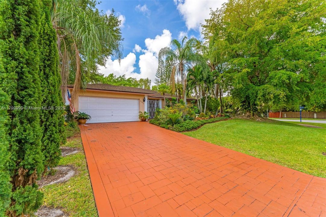 For Sale: $925,000 (3 beds, 2 baths, 1799 Square Feet)