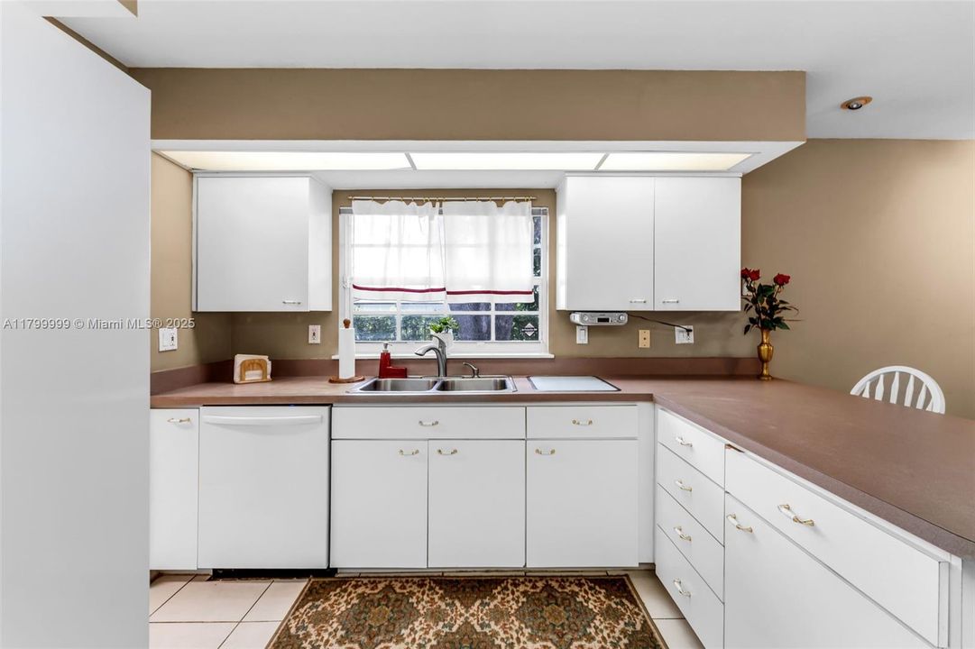 For Sale: $925,000 (3 beds, 2 baths, 1799 Square Feet)