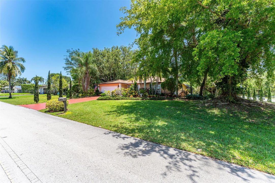 For Sale: $925,000 (3 beds, 2 baths, 1799 Square Feet)