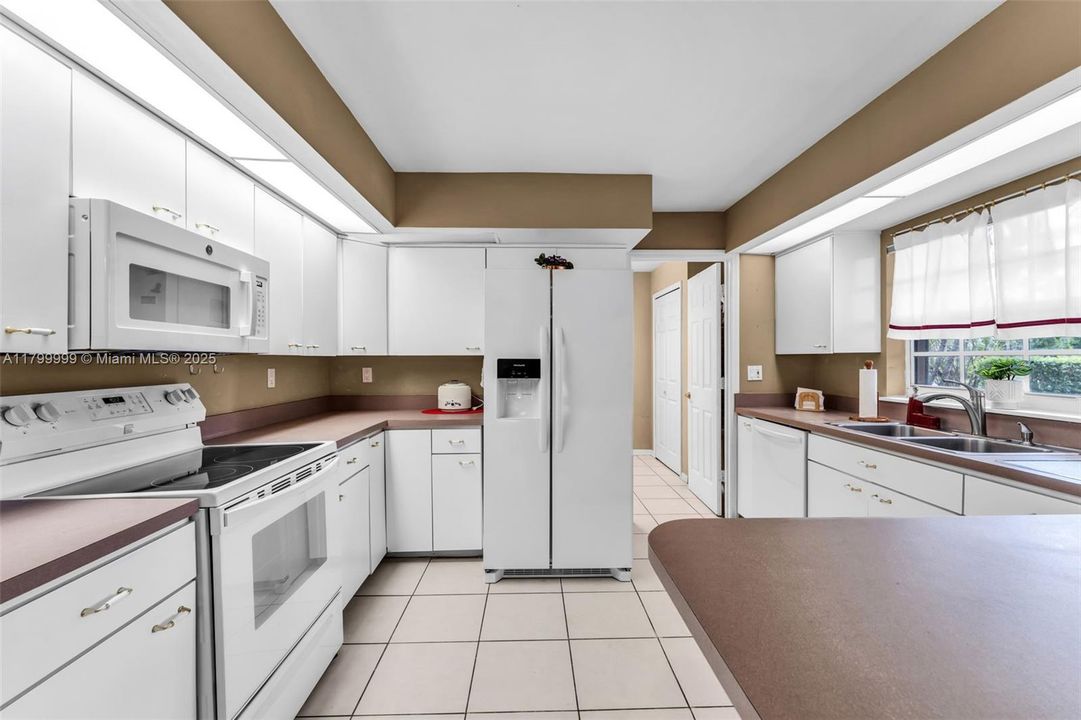 For Sale: $925,000 (3 beds, 2 baths, 1799 Square Feet)