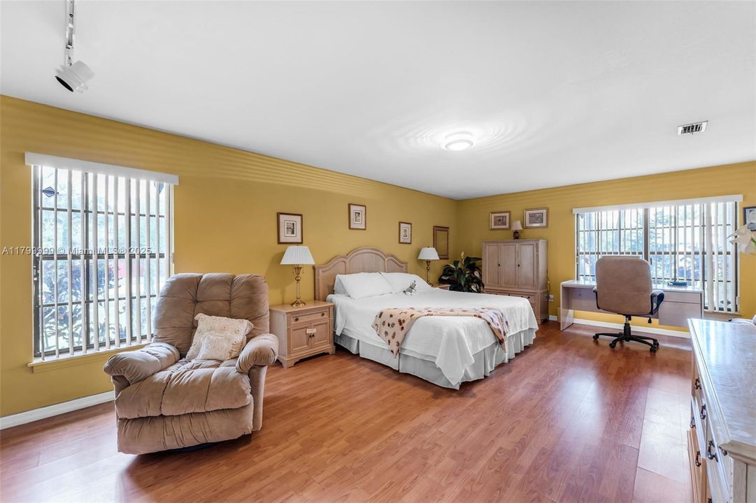 For Sale: $925,000 (3 beds, 2 baths, 1799 Square Feet)