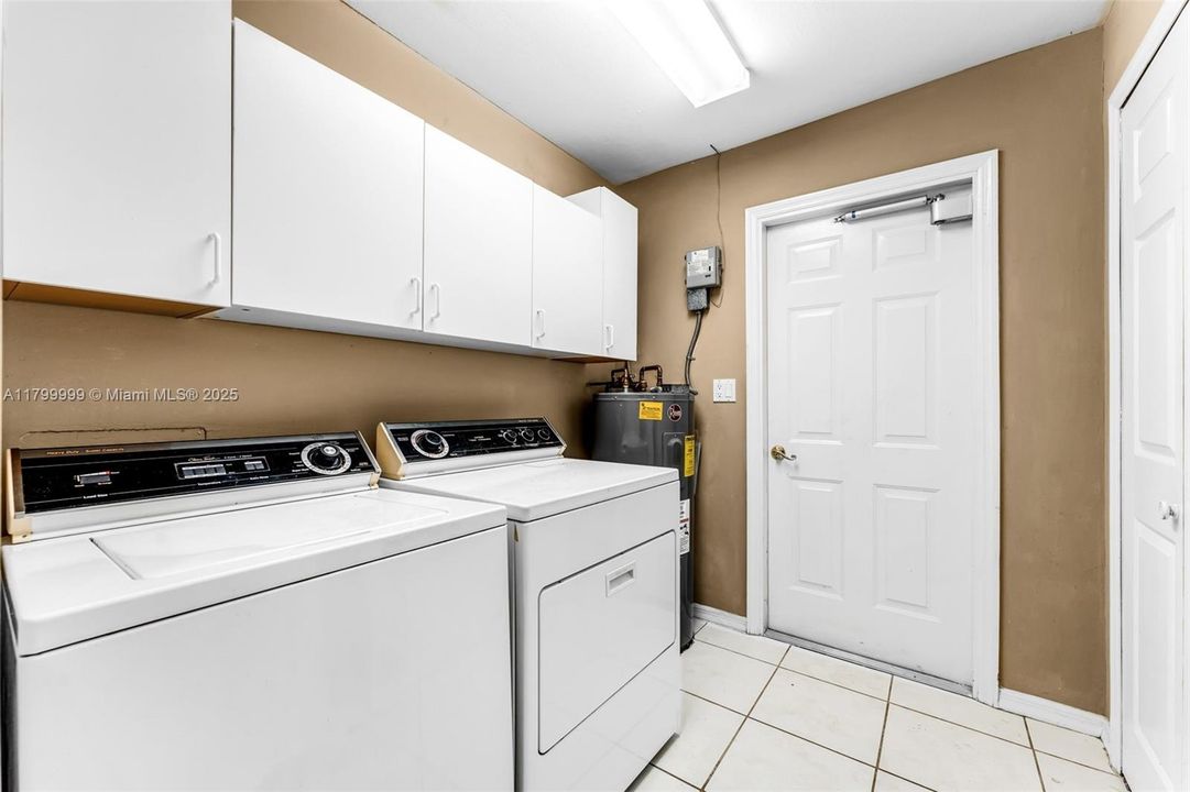 For Sale: $925,000 (3 beds, 2 baths, 1799 Square Feet)