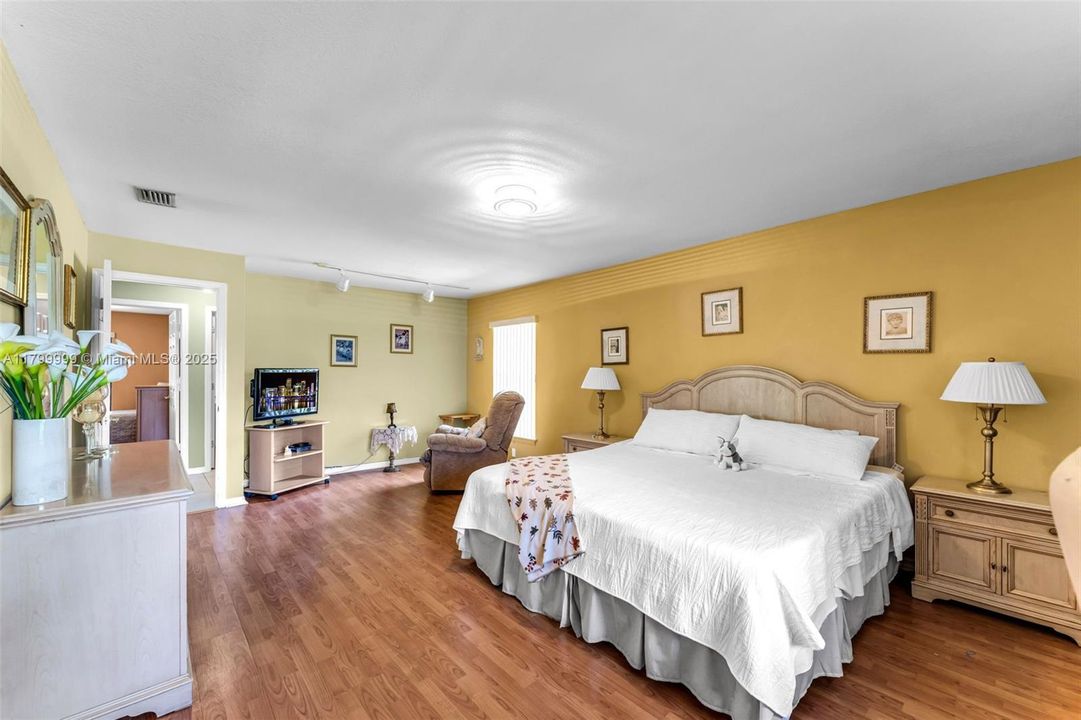 For Sale: $925,000 (3 beds, 2 baths, 1799 Square Feet)