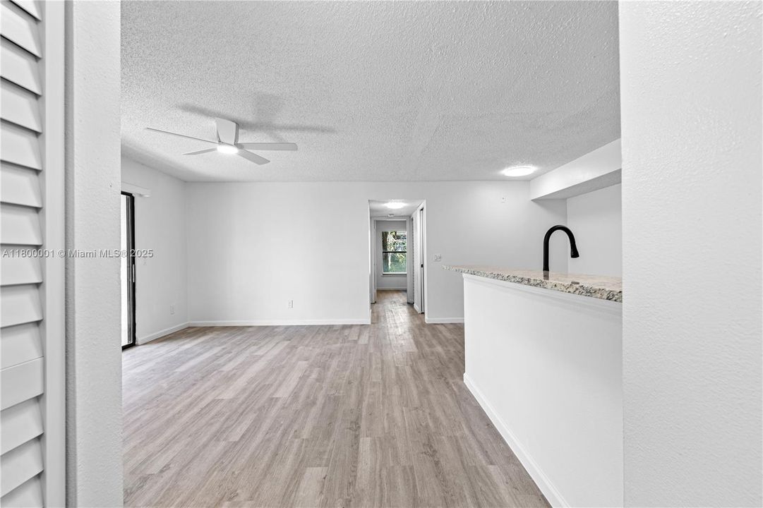 待售: $265,000 (2 贝兹, 2 浴室, 920 平方英尺)