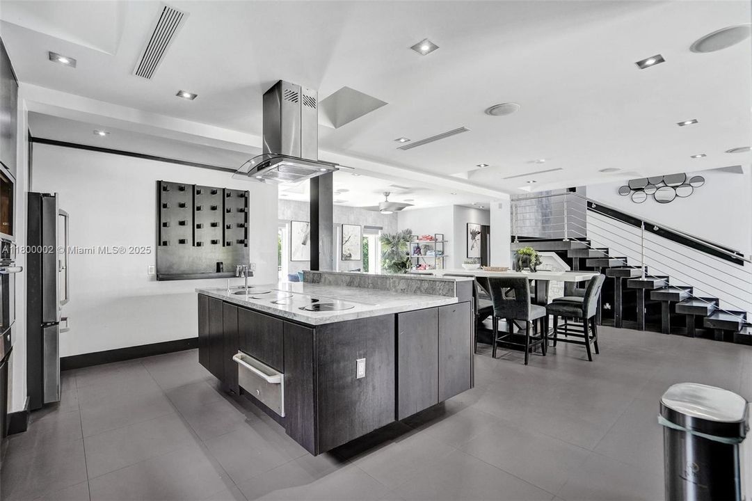 Недавно продано: $1,950,000 (6 спален, 5 ванн, 3511 Квадратных фут)