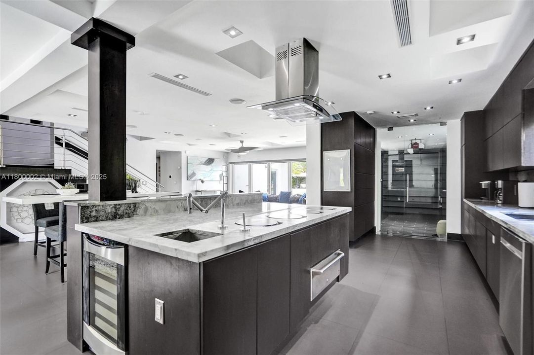 Недавно продано: $1,950,000 (6 спален, 5 ванн, 3511 Квадратных фут)