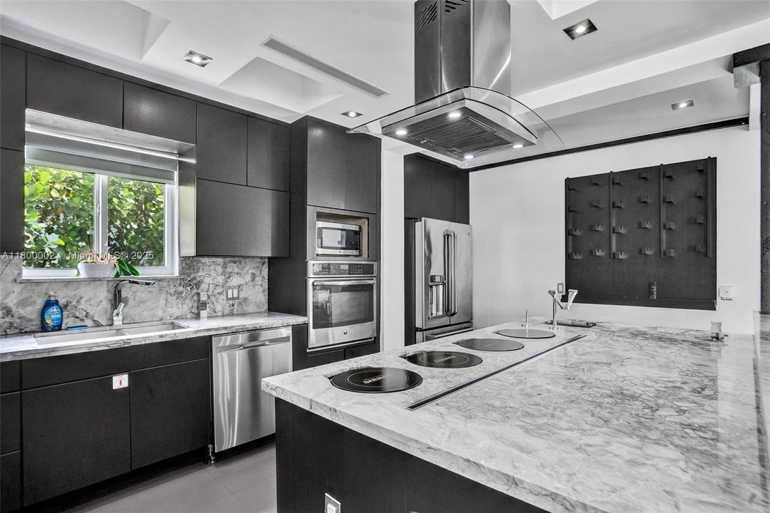 Недавно продано: $1,950,000 (6 спален, 5 ванн, 3511 Квадратных фут)