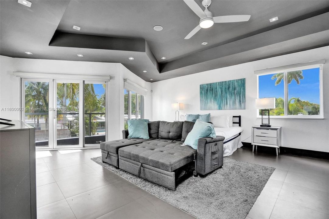 Недавно продано: $1,950,000 (6 спален, 5 ванн, 3511 Квадратных фут)