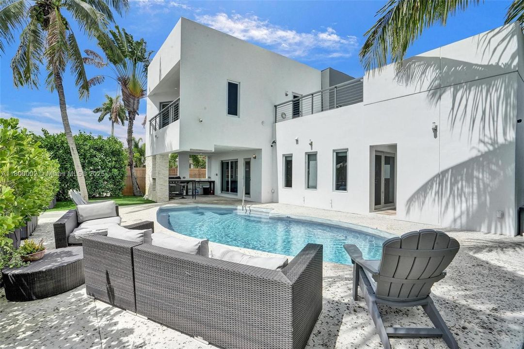 Недавно продано: $1,950,000 (6 спален, 5 ванн, 3511 Квадратных фут)