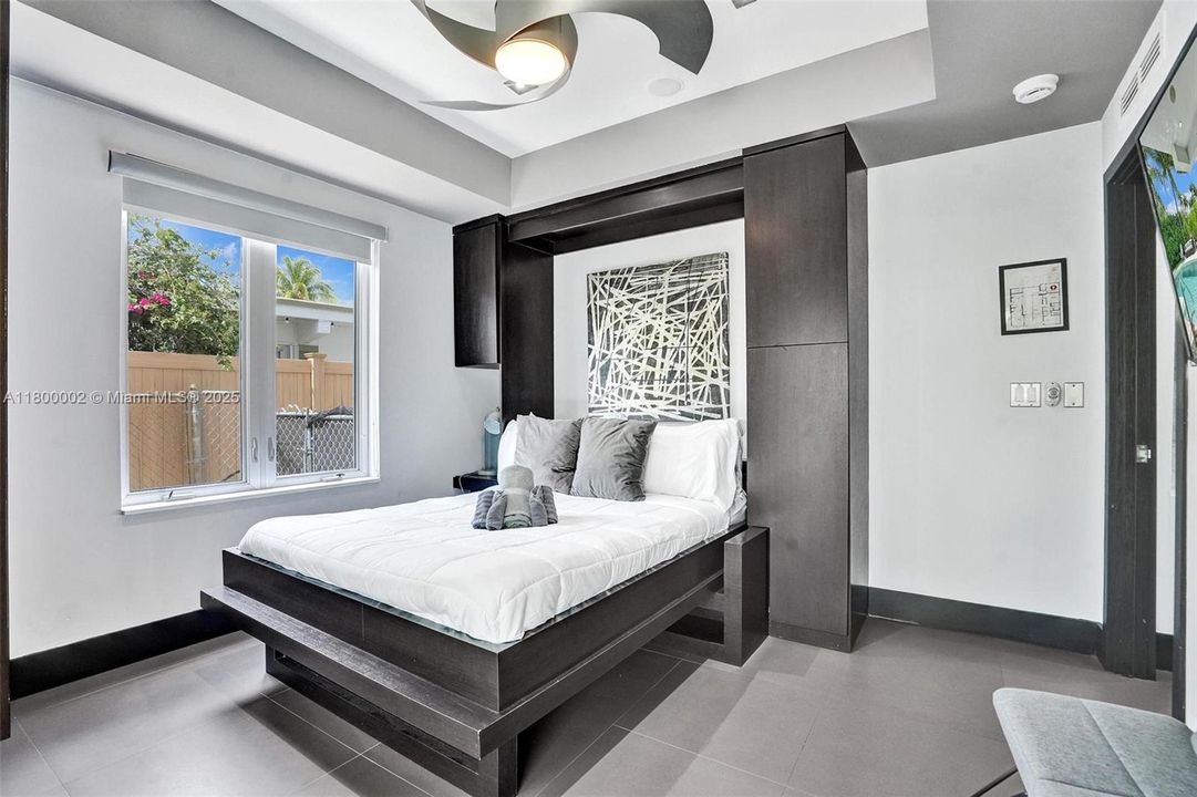 Недавно продано: $1,950,000 (6 спален, 5 ванн, 3511 Квадратных фут)