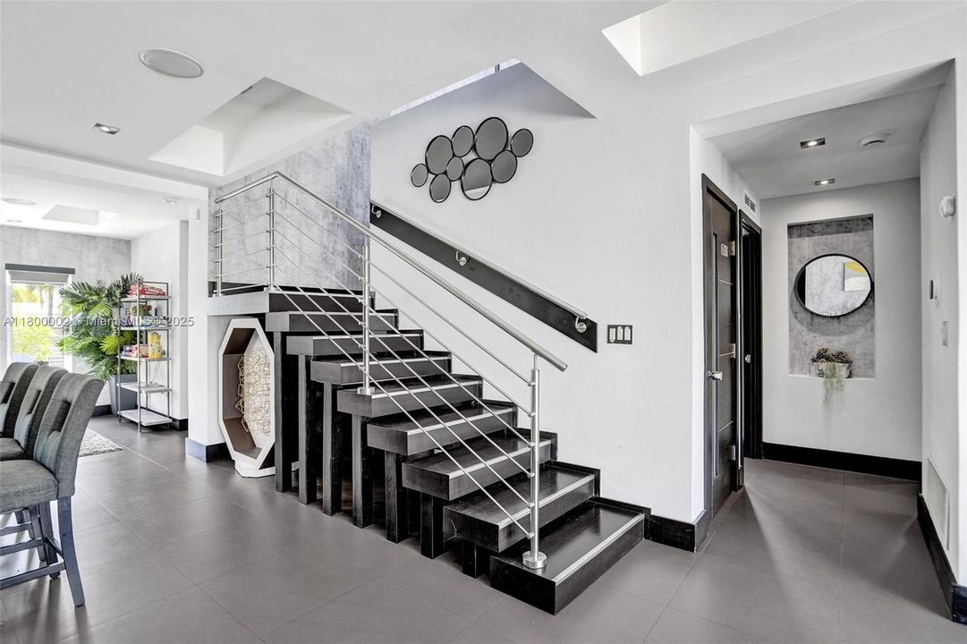 Недавно продано: $1,950,000 (6 спален, 5 ванн, 3511 Квадратных фут)