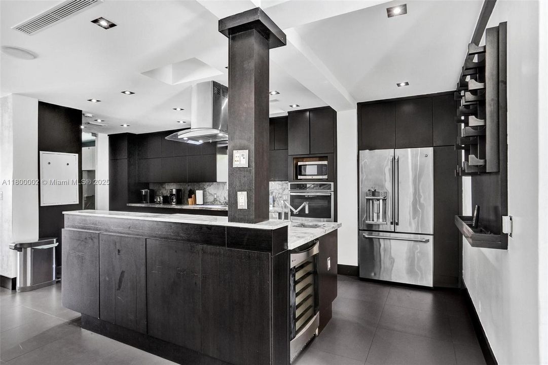 Недавно продано: $1,950,000 (6 спален, 5 ванн, 3511 Квадратных фут)