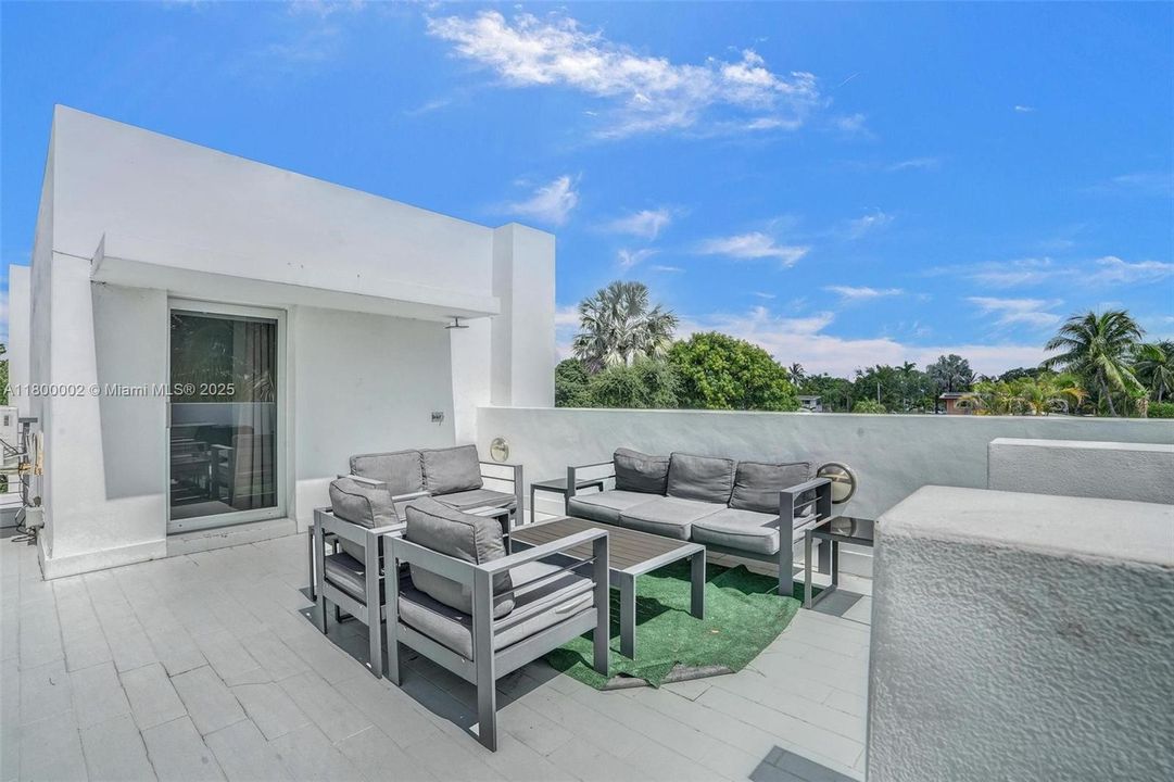 Недавно продано: $1,950,000 (6 спален, 5 ванн, 3511 Квадратных фут)