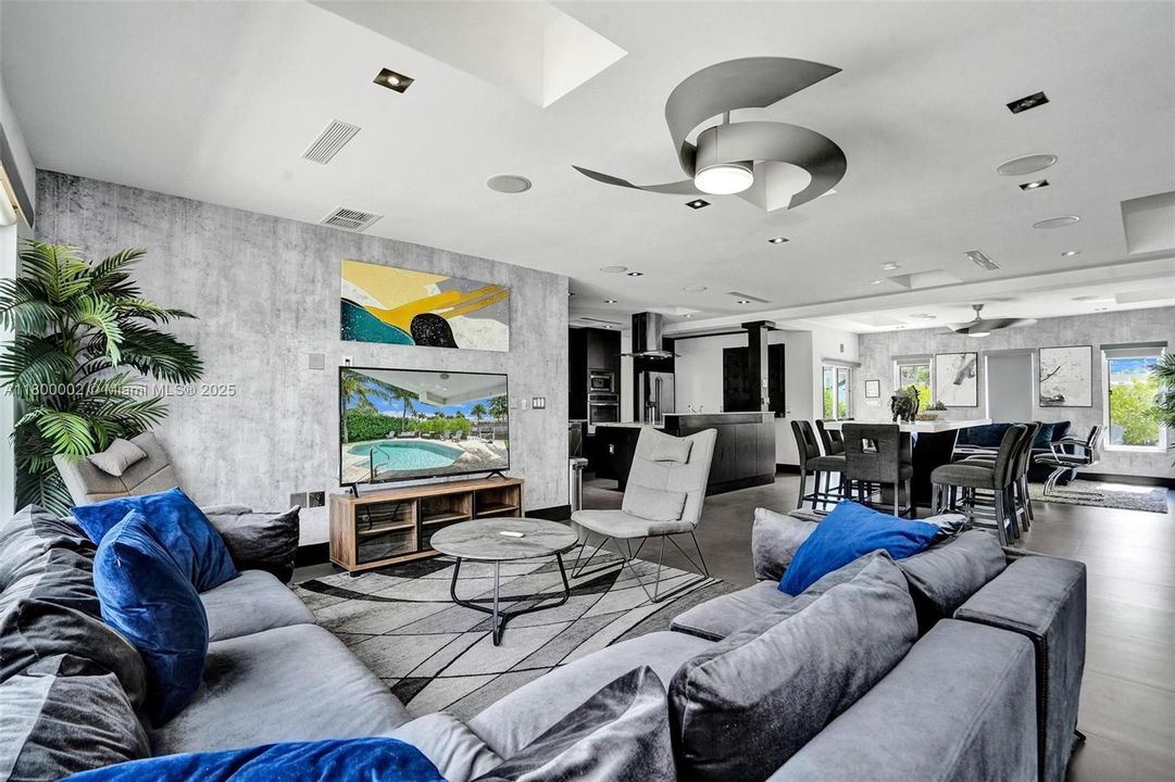 Недавно продано: $1,950,000 (6 спален, 5 ванн, 3511 Квадратных фут)