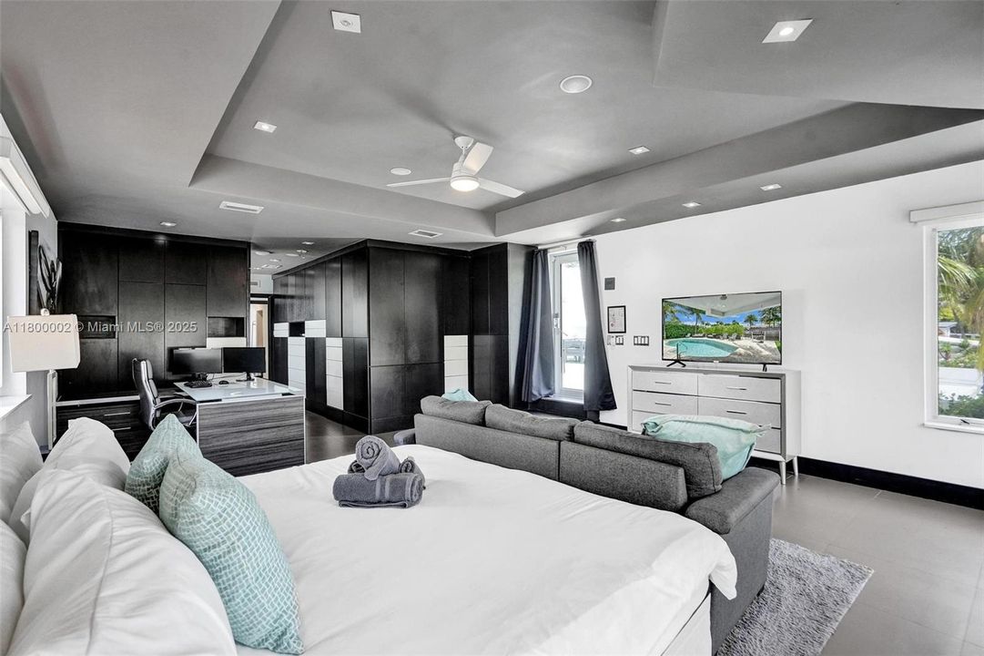 Недавно продано: $1,950,000 (6 спален, 5 ванн, 3511 Квадратных фут)