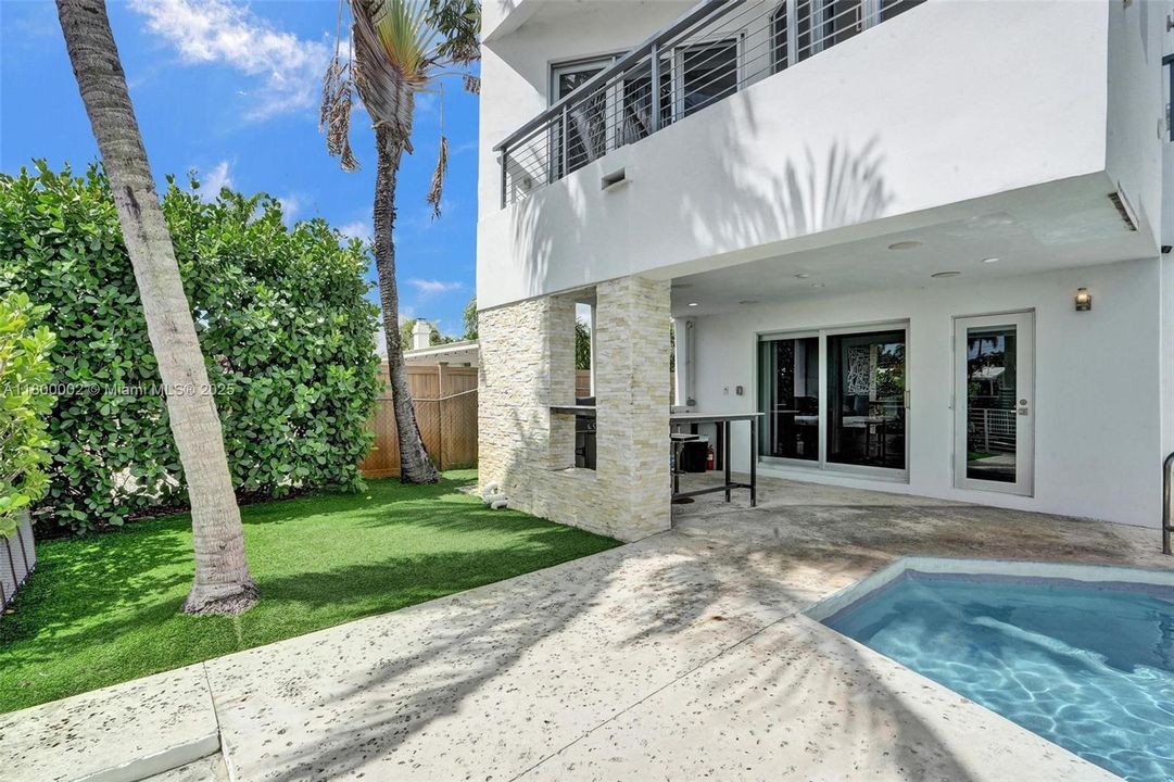 Недавно продано: $1,950,000 (6 спален, 5 ванн, 3511 Квадратных фут)