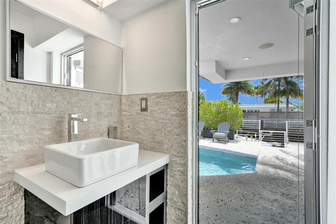 Недавно продано: $1,950,000 (6 спален, 5 ванн, 3511 Квадратных фут)