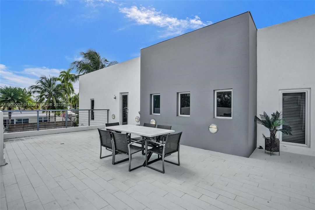 Недавно продано: $1,950,000 (6 спален, 5 ванн, 3511 Квадратных фут)