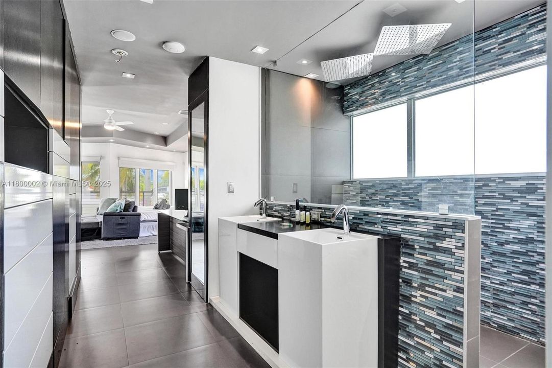 Недавно продано: $1,950,000 (6 спален, 5 ванн, 3511 Квадратных фут)