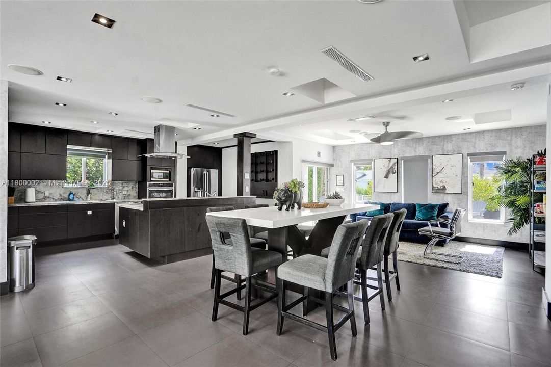 Недавно продано: $1,950,000 (6 спален, 5 ванн, 3511 Квадратных фут)