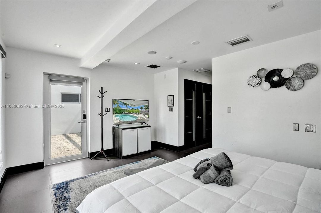 Недавно продано: $1,950,000 (6 спален, 5 ванн, 3511 Квадратных фут)