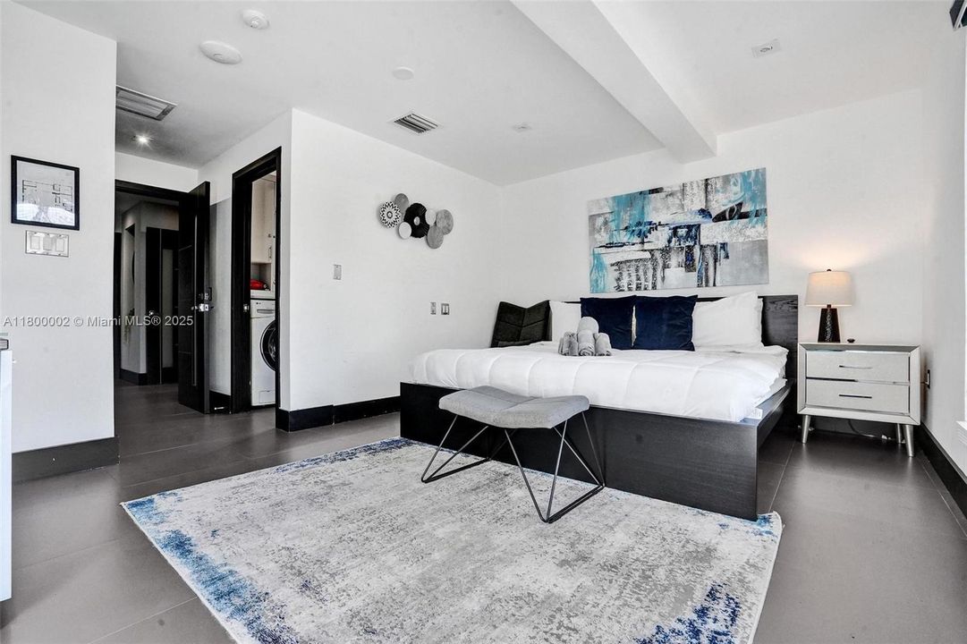 Недавно продано: $1,950,000 (6 спален, 5 ванн, 3511 Квадратных фут)