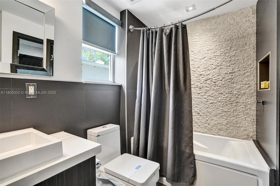 Недавно продано: $1,950,000 (6 спален, 5 ванн, 3511 Квадратных фут)