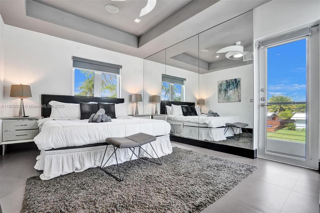 Недавно продано: $1,950,000 (6 спален, 5 ванн, 3511 Квадратных фут)