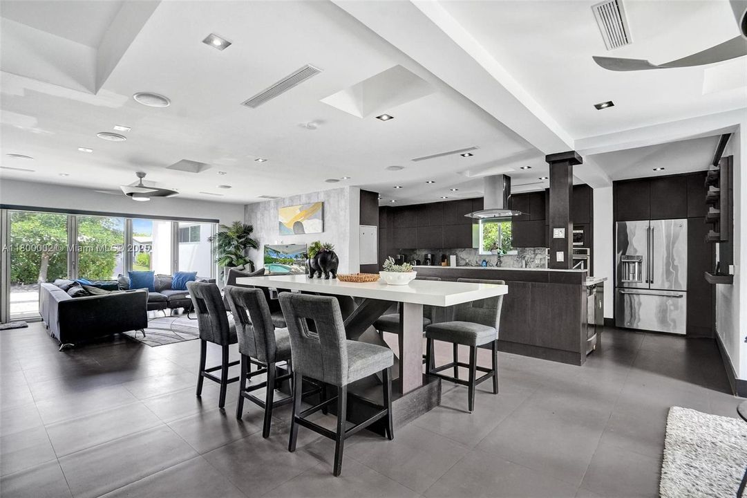 Недавно продано: $1,950,000 (6 спален, 5 ванн, 3511 Квадратных фут)