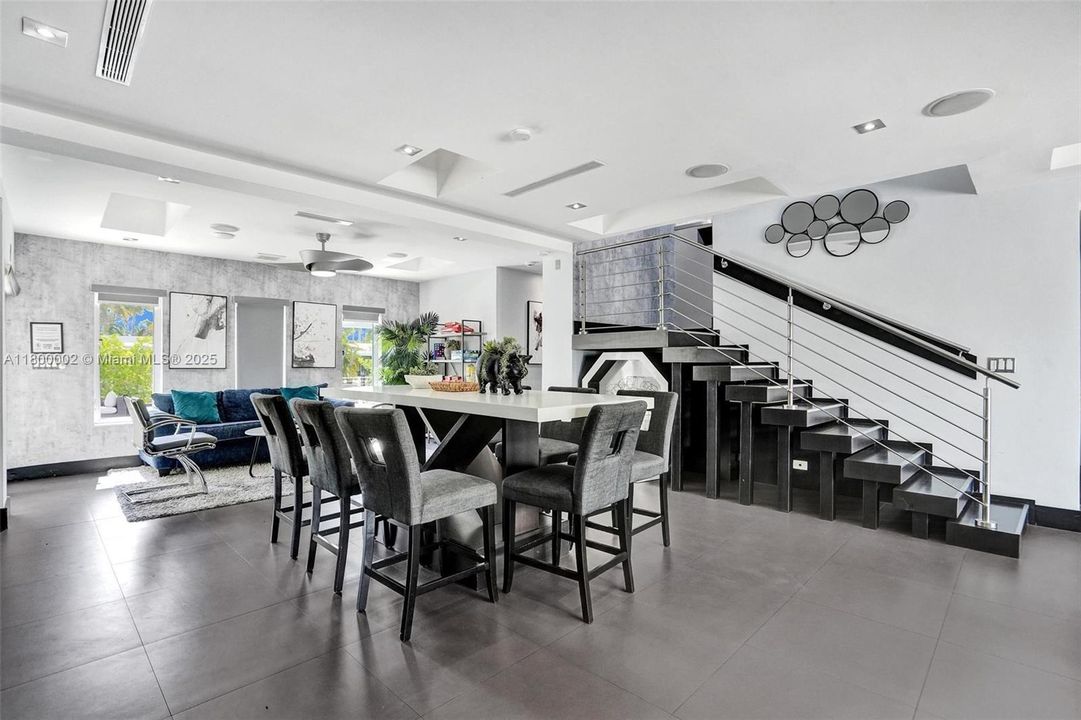 Недавно продано: $1,950,000 (6 спален, 5 ванн, 3511 Квадратных фут)