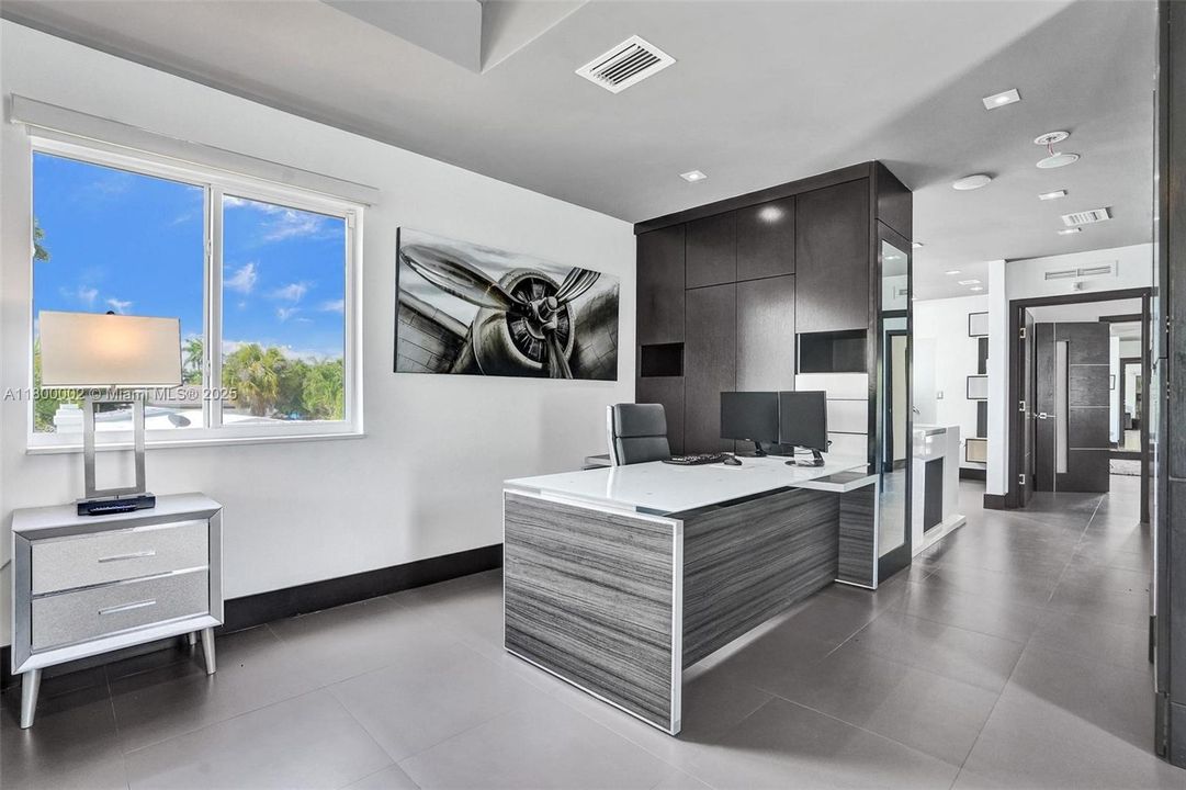 Недавно продано: $1,950,000 (6 спален, 5 ванн, 3511 Квадратных фут)