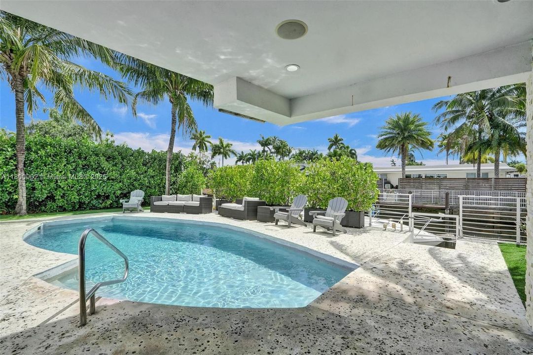 Недавно продано: $1,950,000 (6 спален, 5 ванн, 3511 Квадратных фут)