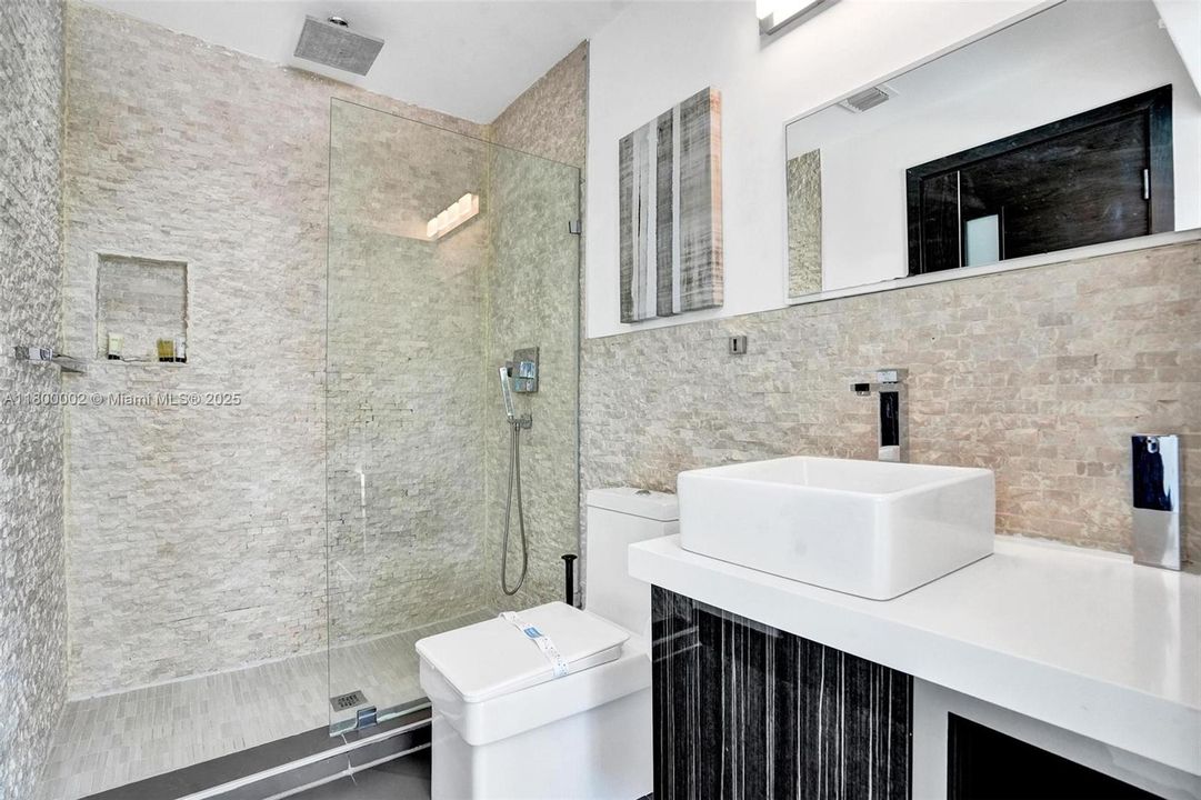 Недавно продано: $1,950,000 (6 спален, 5 ванн, 3511 Квадратных фут)