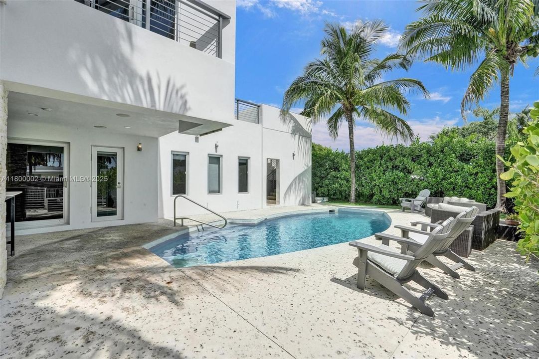 Недавно продано: $1,950,000 (6 спален, 5 ванн, 3511 Квадратных фут)