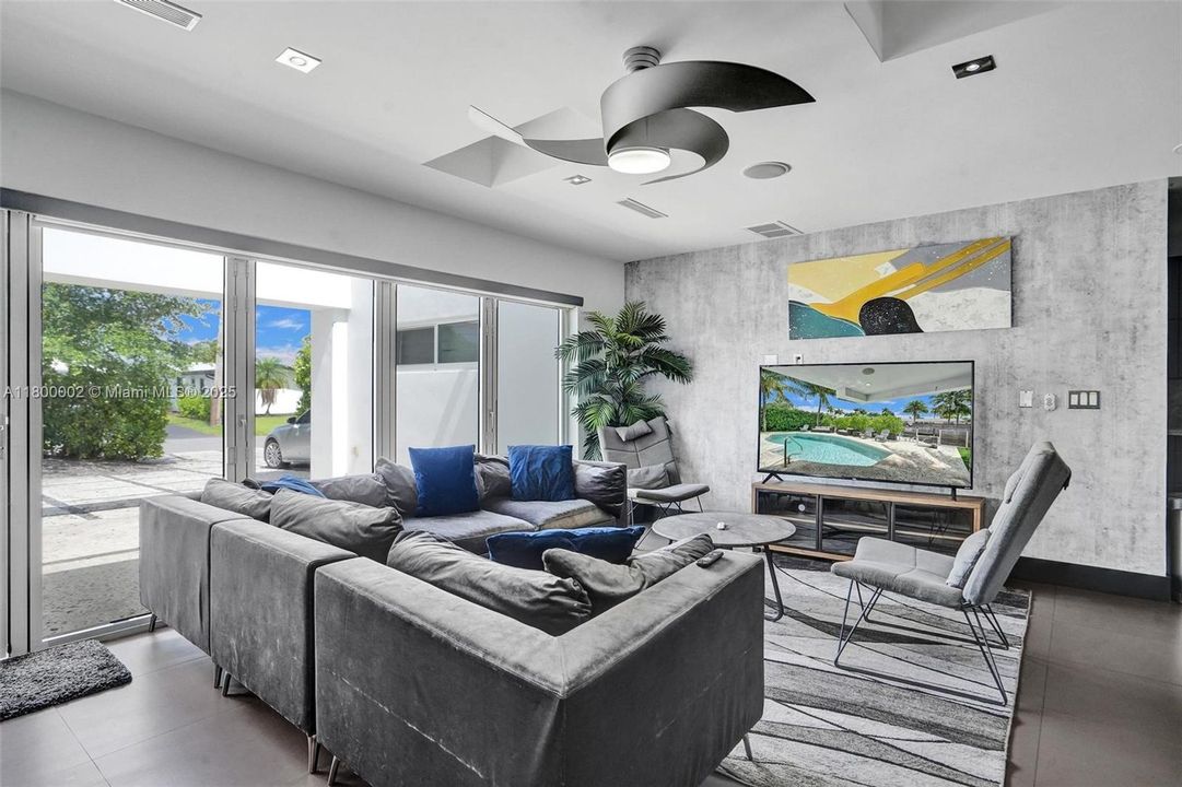 Недавно продано: $1,950,000 (6 спален, 5 ванн, 3511 Квадратных фут)