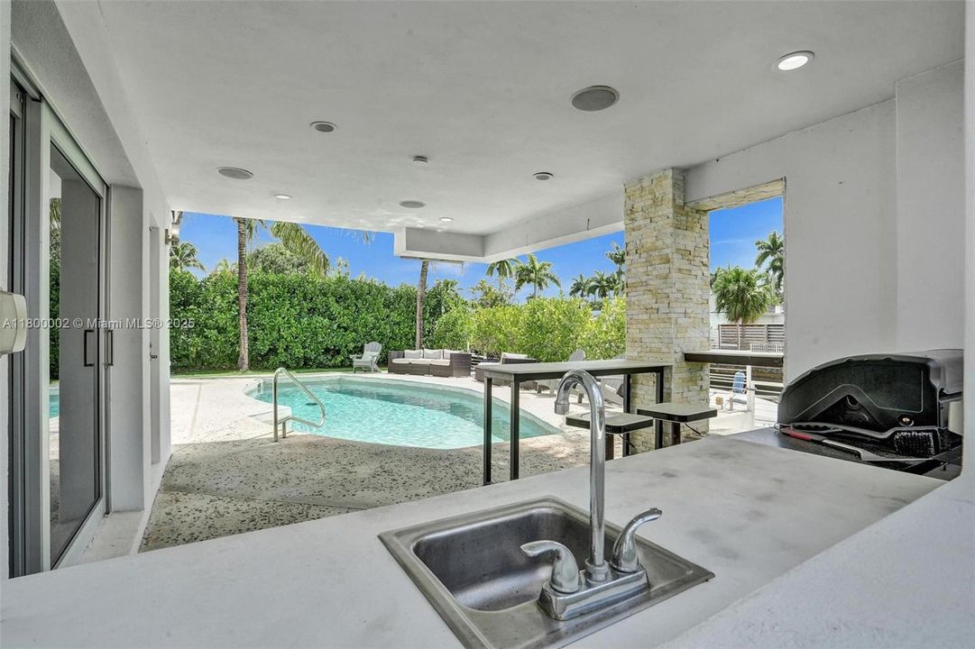 Недавно продано: $1,950,000 (6 спален, 5 ванн, 3511 Квадратных фут)