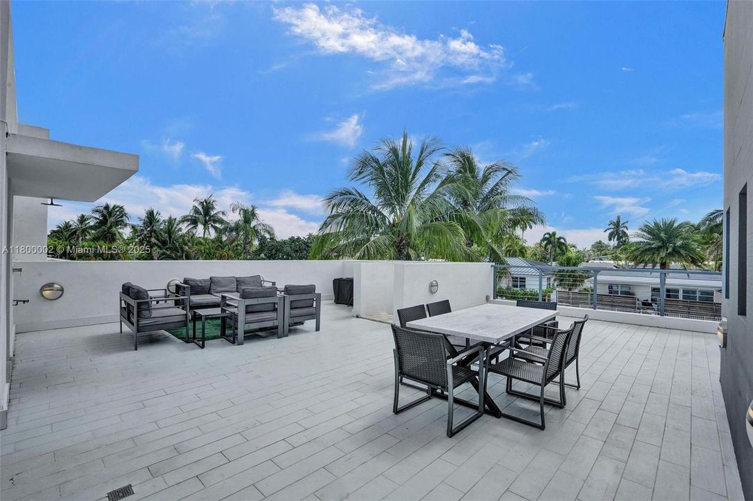 Недавно продано: $1,950,000 (6 спален, 5 ванн, 3511 Квадратных фут)