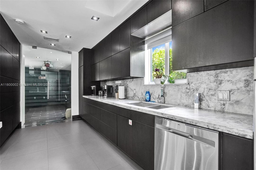 Недавно продано: $1,950,000 (6 спален, 5 ванн, 3511 Квадратных фут)