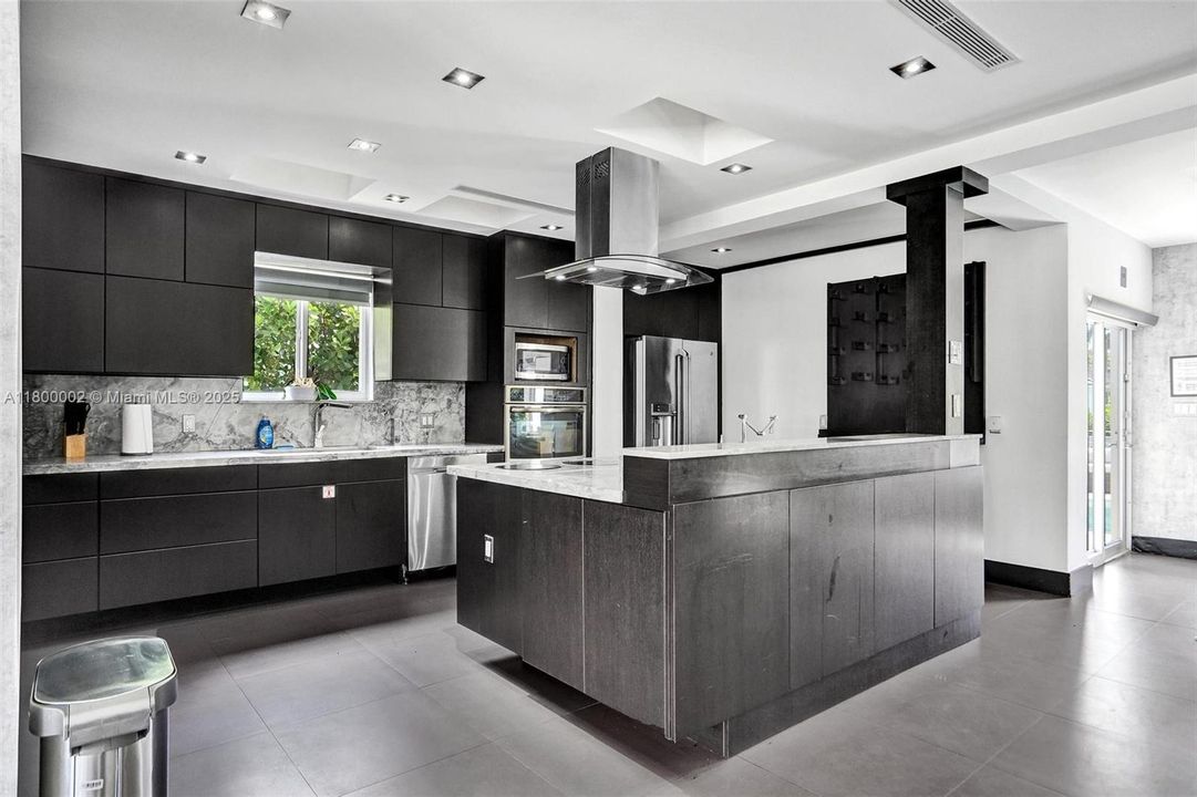 Недавно продано: $1,950,000 (6 спален, 5 ванн, 3511 Квадратных фут)