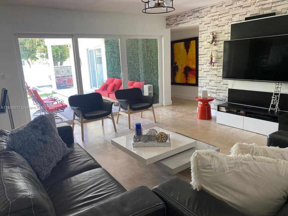 For Sale: $1,030,000 (3 beds, 2 baths, 1679 Square Feet)