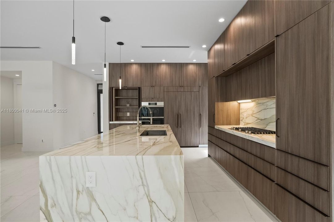 最近租的: $12,500 (3 贝兹, 2 浴室, 3007 平方英尺)