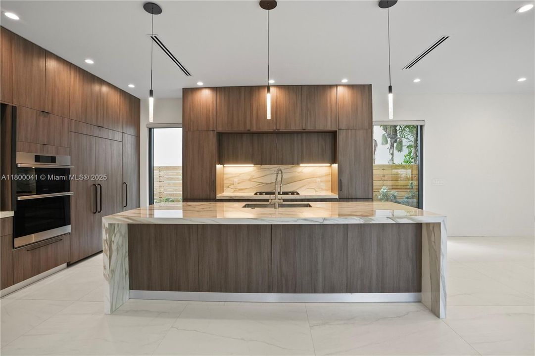 最近租的: $12,500 (3 贝兹, 2 浴室, 3007 平方英尺)