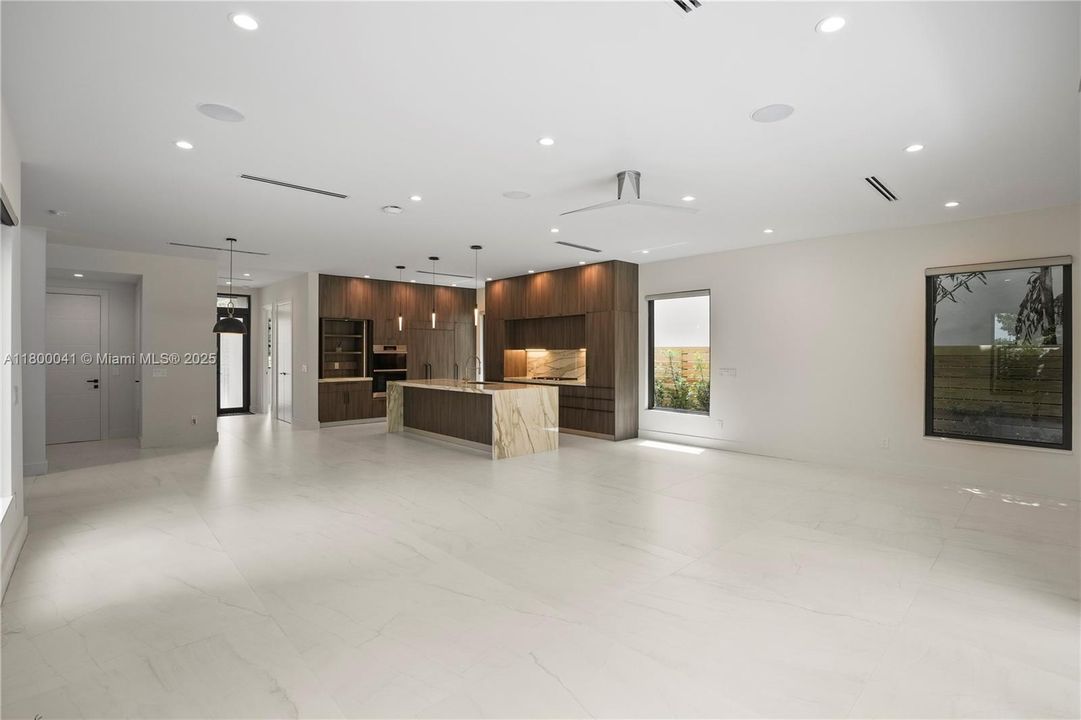 最近租的: $12,500 (3 贝兹, 2 浴室, 3007 平方英尺)