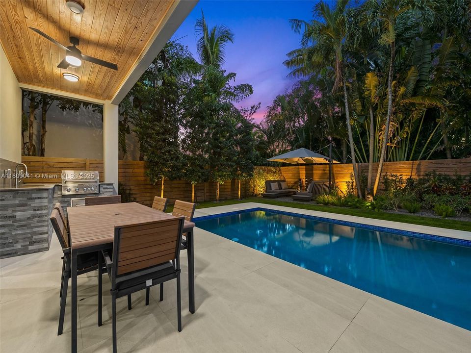 最近租的: $12,500 (3 贝兹, 2 浴室, 3007 平方英尺)