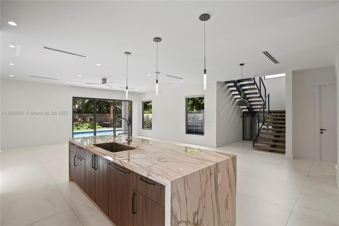 最近租的: $12,500 (3 贝兹, 2 浴室, 3007 平方英尺)