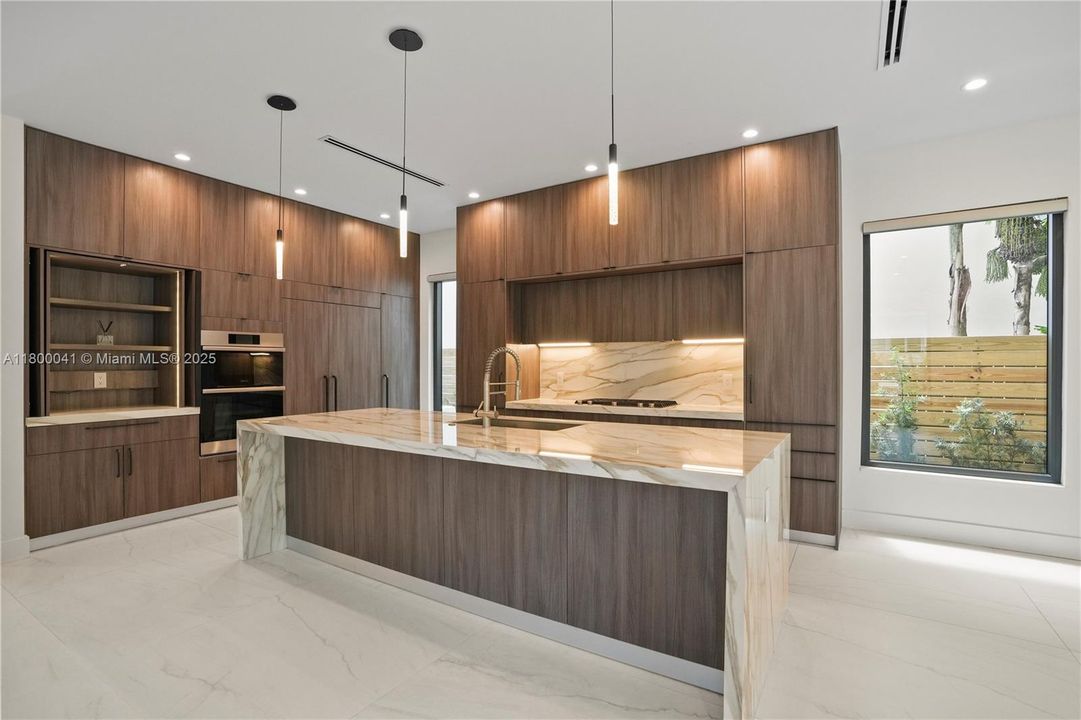 最近租的: $12,500 (3 贝兹, 2 浴室, 3007 平方英尺)