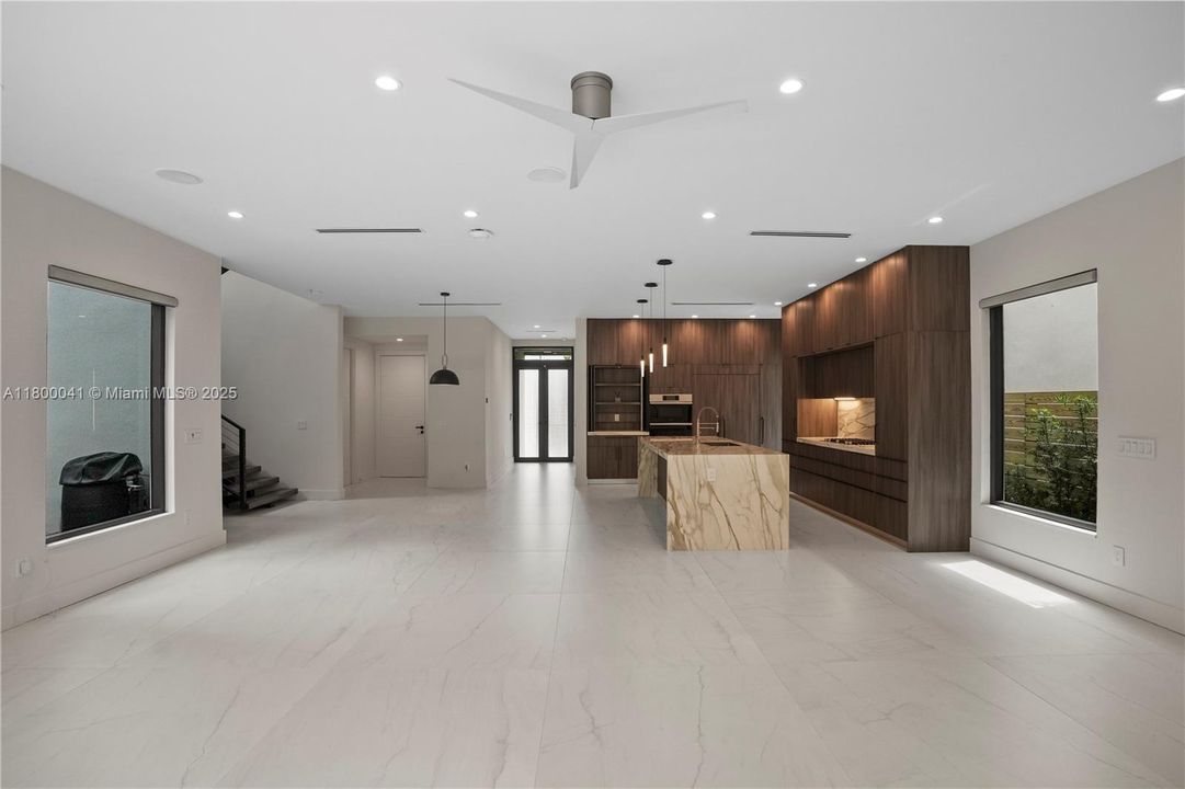 最近租的: $12,500 (3 贝兹, 2 浴室, 3007 平方英尺)