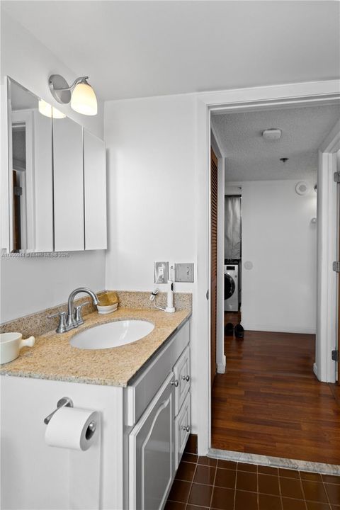 最近售出: $260,000 (1 贝兹, 1 浴室, 706 平方英尺)