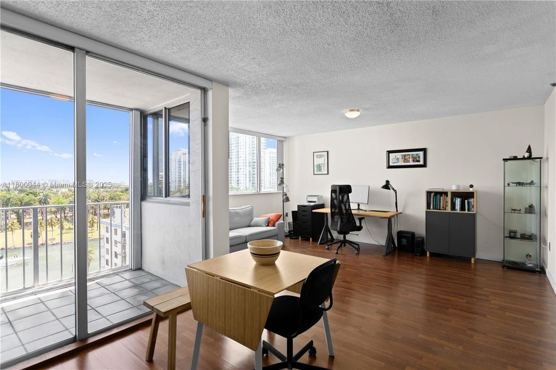 最近售出: $260,000 (1 贝兹, 1 浴室, 706 平方英尺)