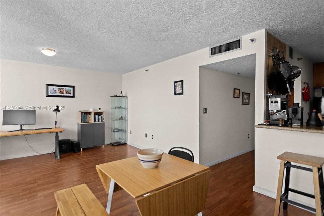 最近售出: $260,000 (1 贝兹, 1 浴室, 706 平方英尺)